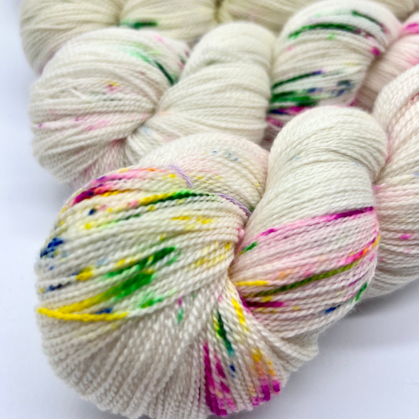 Garn fra Køge Håndfarvet merino/silke lace farve: “Tivoli”