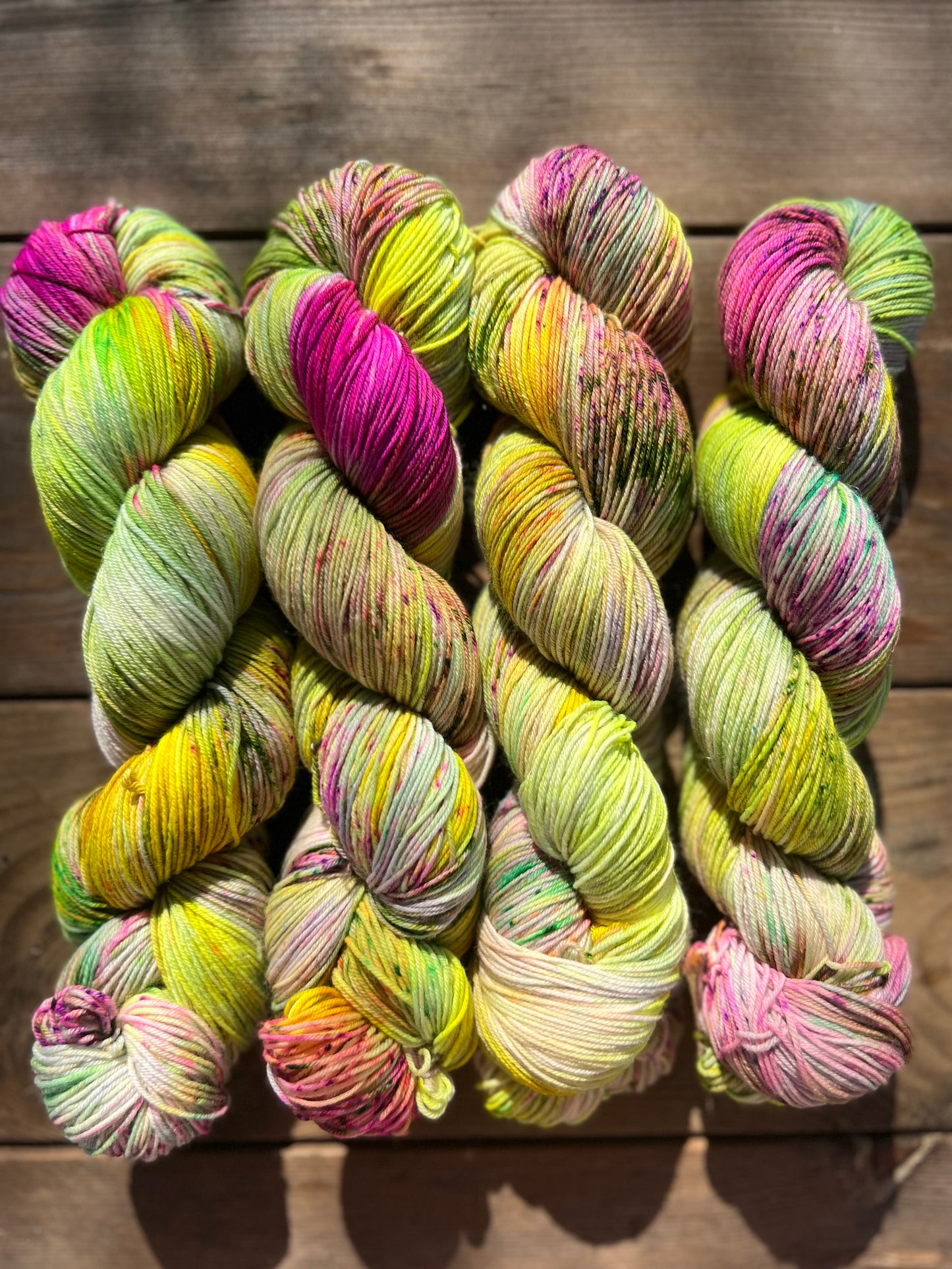 Garn Fra Køge Håndfarvet Merino 4-trådet farve: “Holi”