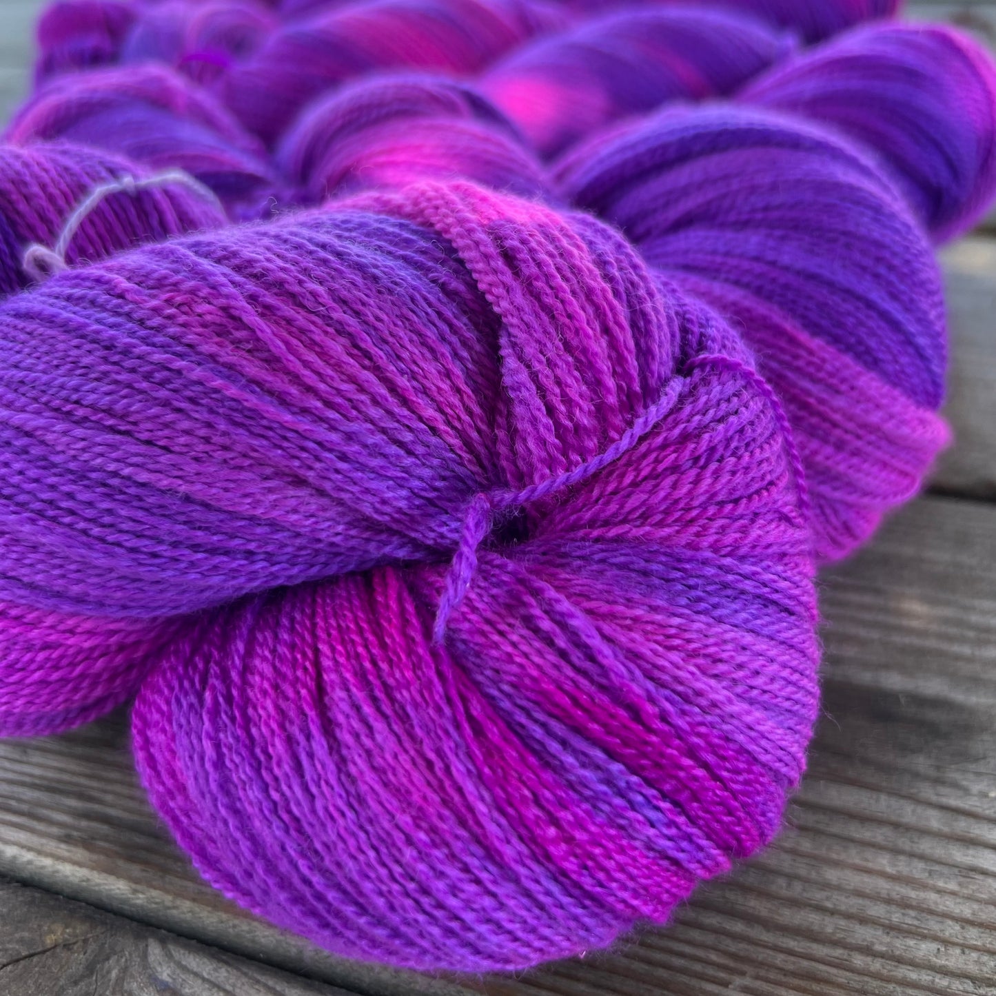 Garn fra Køge håndfarvet merino/silke-lace farve “Dancing Queen”