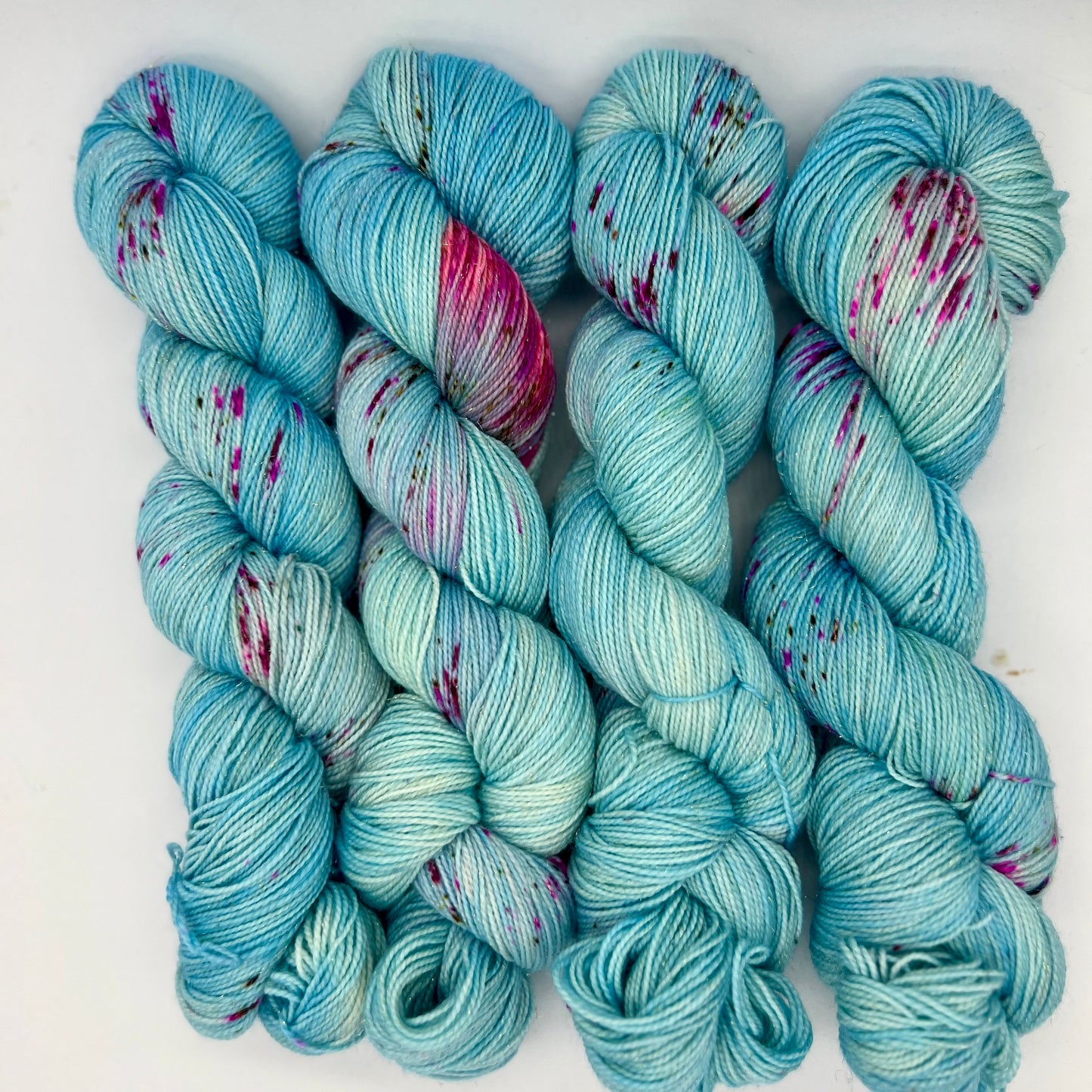 Garn Fra Køge håndfarvet Glimmersock farve: Blue sky pink