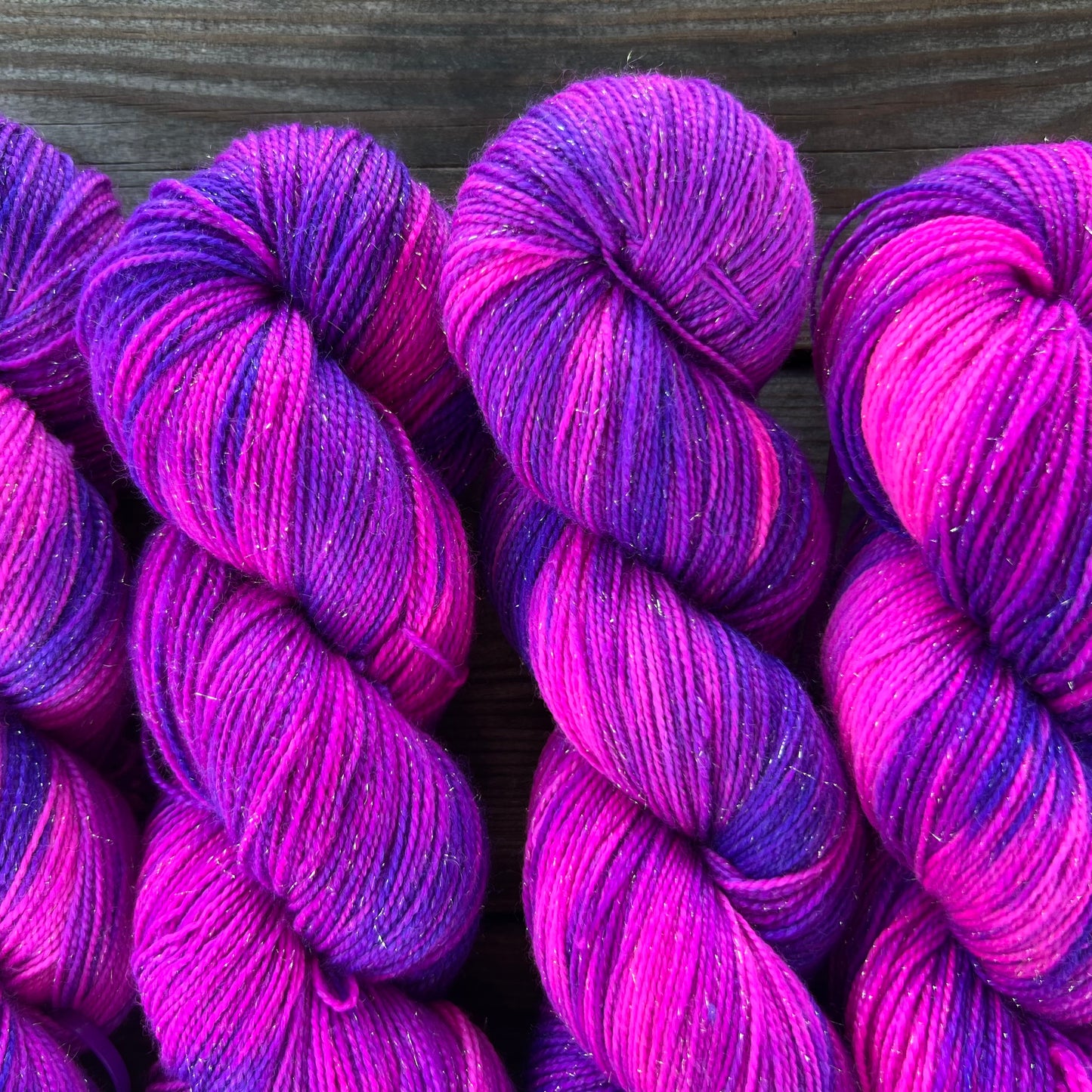 Garn fra Køge håndfarvet glimmersock farve: “Dancing Queen”