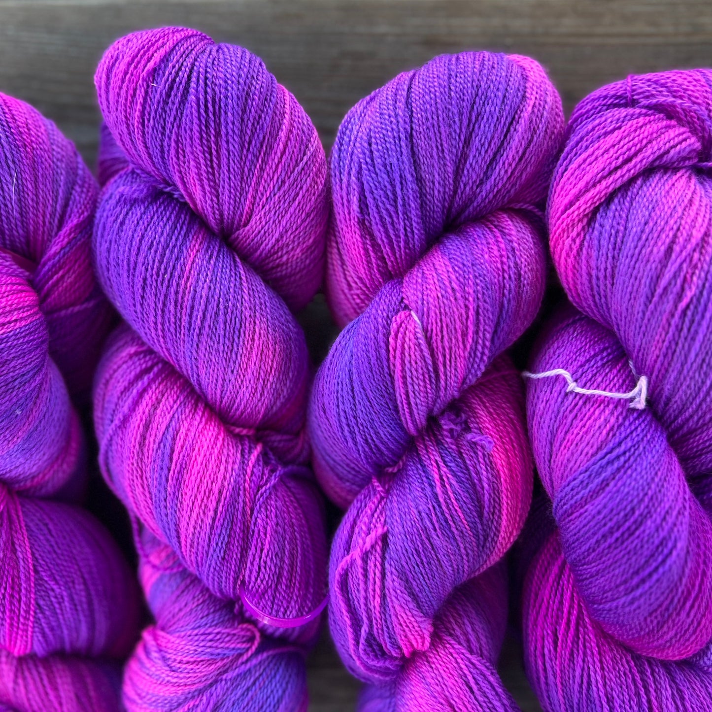 Garn fra Køge håndfarvet merino/silke-lace farve “Dancing Queen”