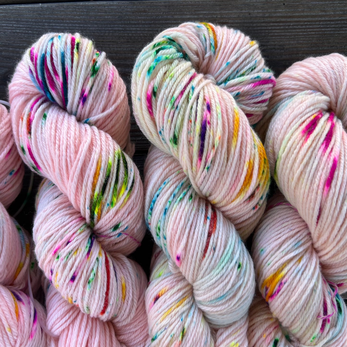Garn fra Køge håndfarvet merino Dk farve: “ Poppin Candy light”
