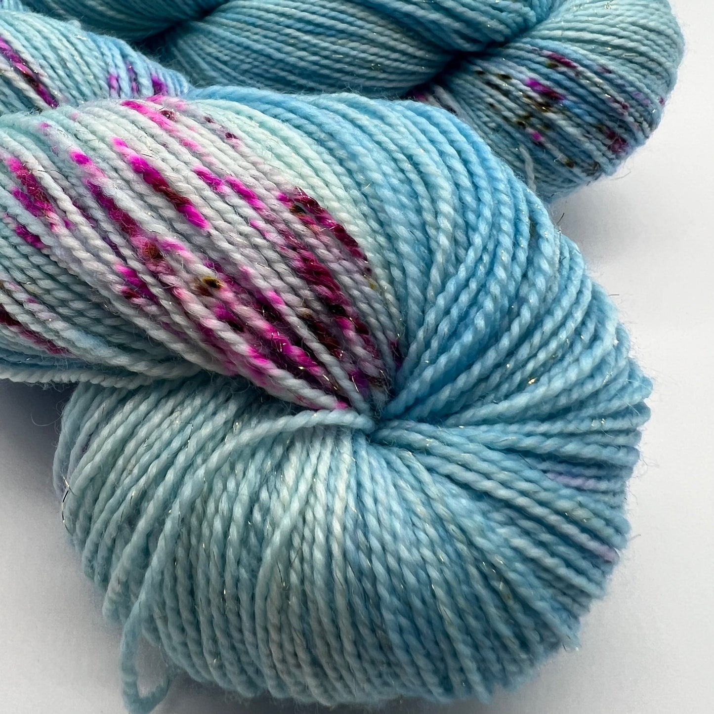 Garn Fra Køge håndfarvet Glimmersock farve: Blue sky pink