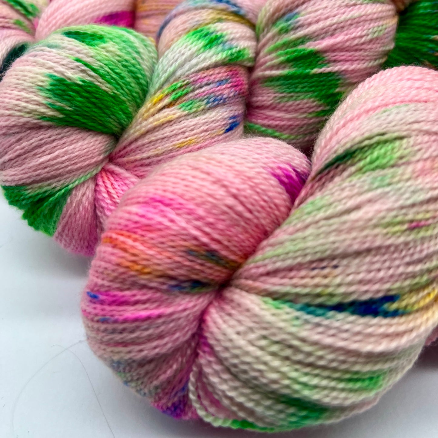 Garn Fra Køge Håndfarvet merino/silke lace farve: “Sakura”