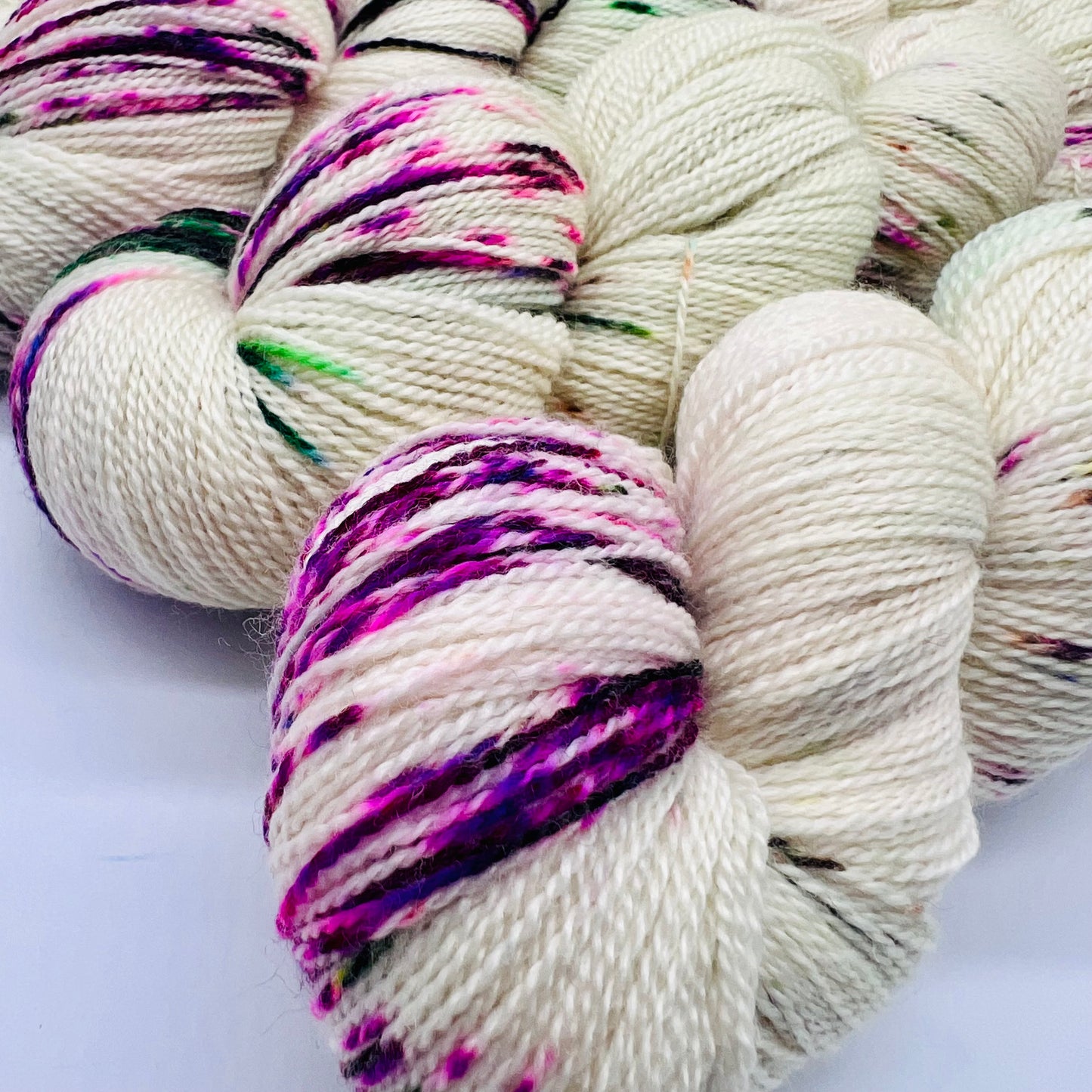 Garn Fra Køge Håndfarvet merino/silke lace farve: “Den fine Dame”