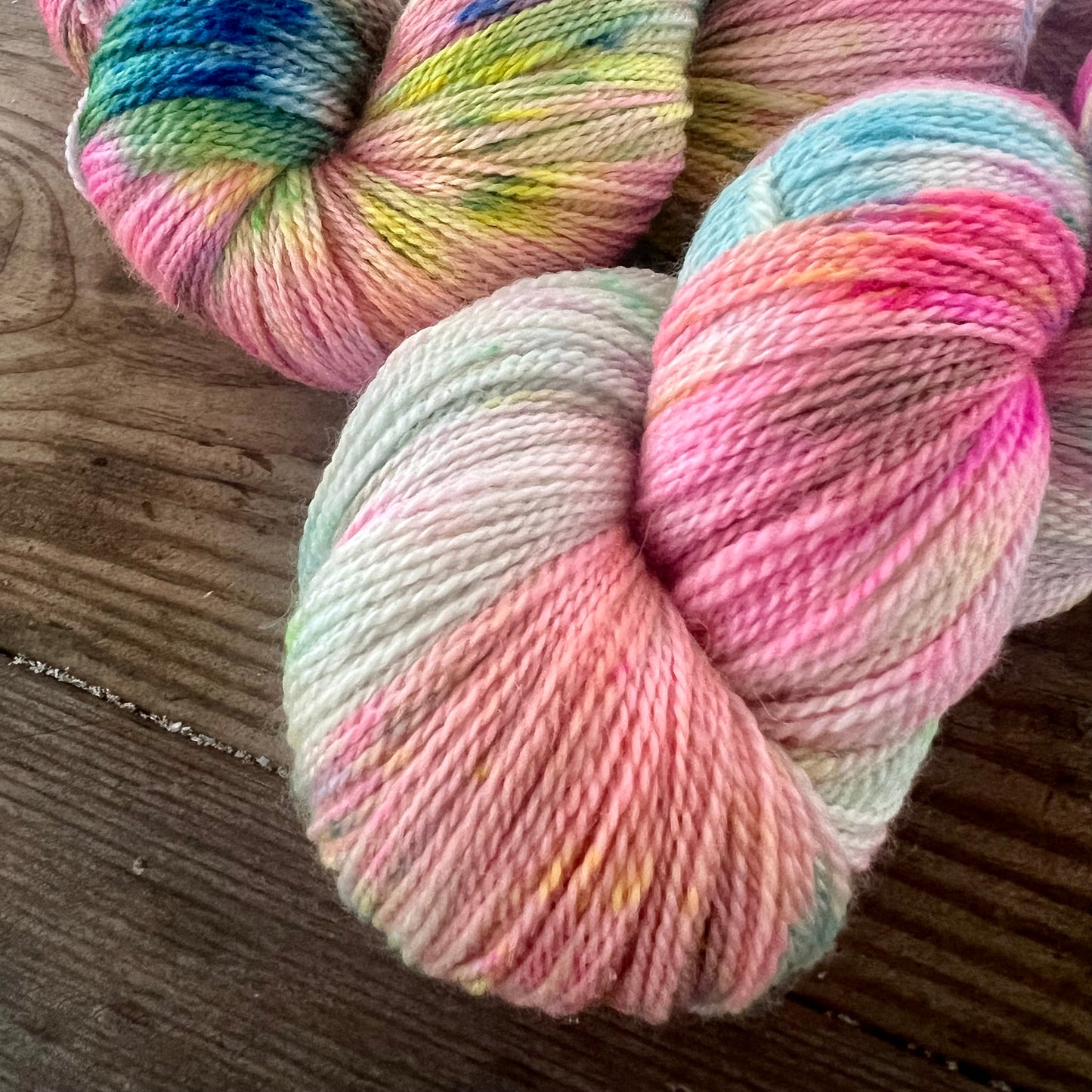 Garn fra Køge håndfarvet merino/silk lace farve “Hot stuff”