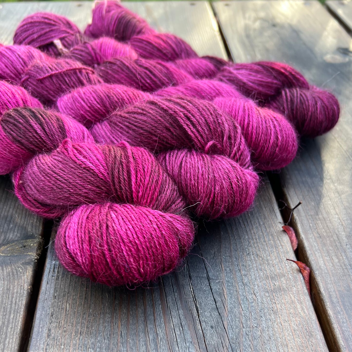 Garn Fra Køge håndfarvet Alpaca/silke farve “Rødvin”