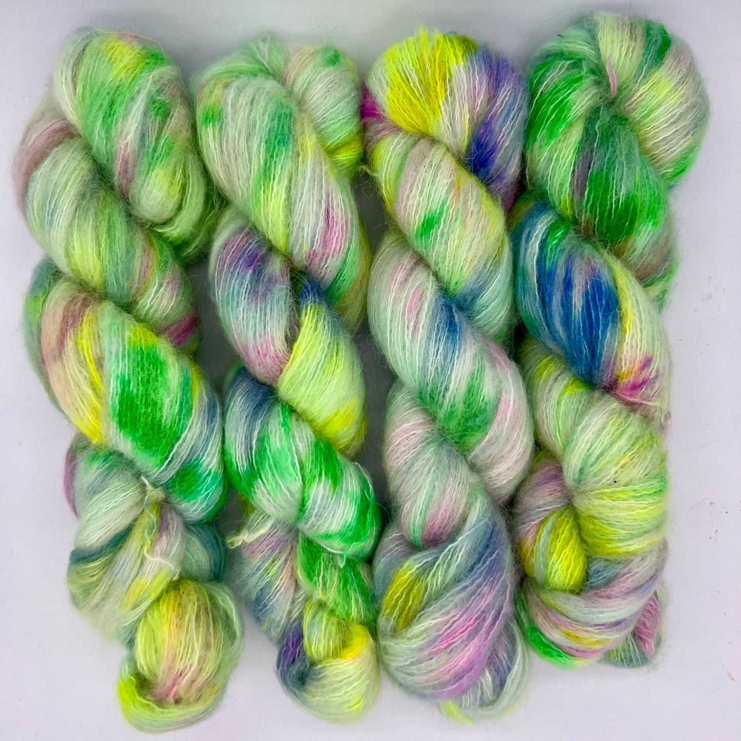 Garn Fra Køge håndfarvet Cashmere/silke/alpaca farve: “Fairy”