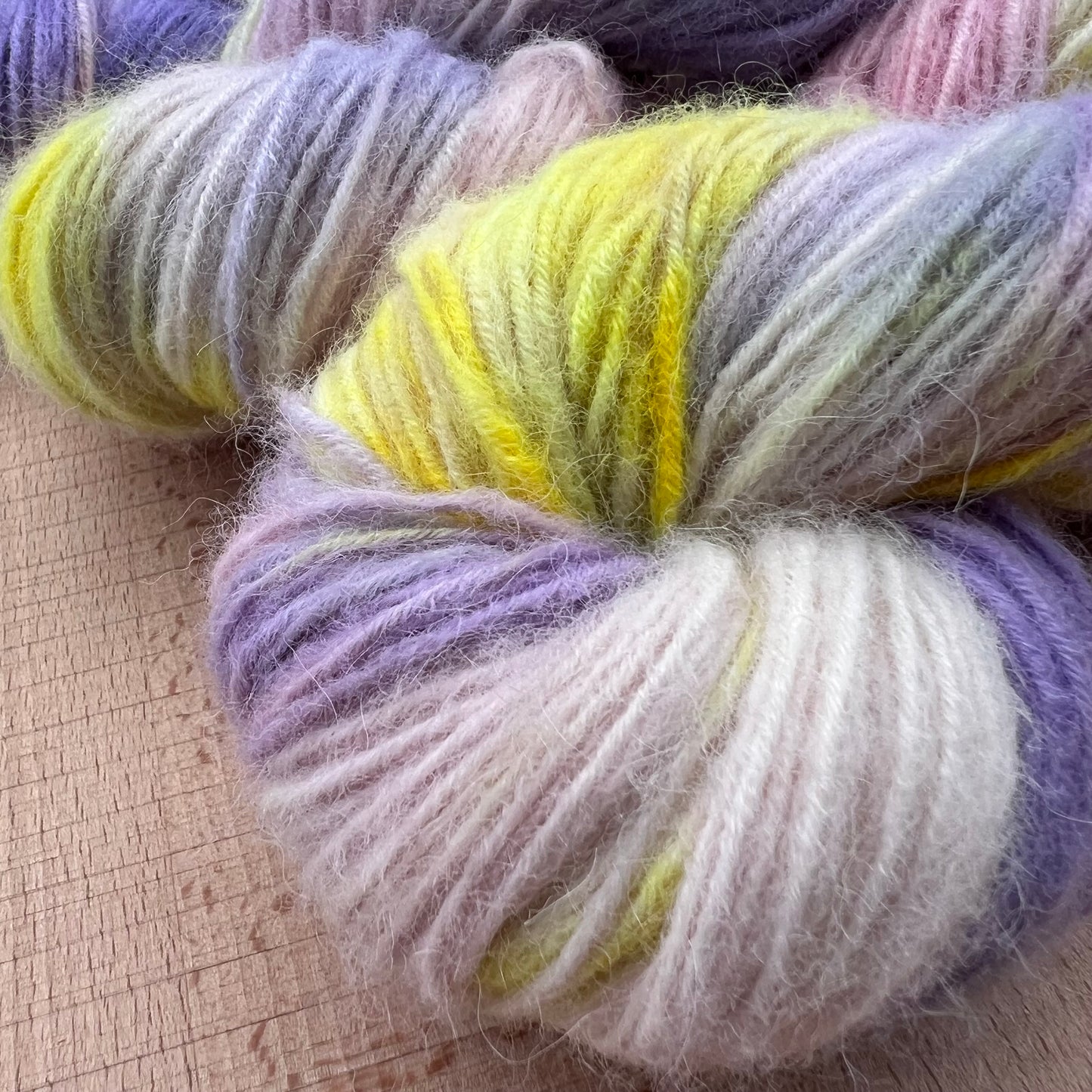 Garn fra Køge håndfarvet Alpaca Fluff. Farve: ”Prinsessepuf”