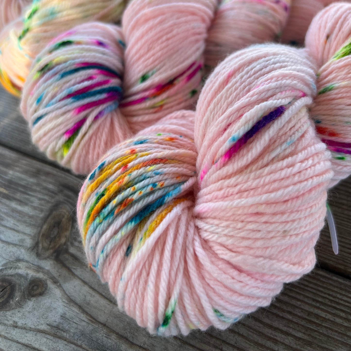 Garn fra Køge håndfarvet merino Dk farve: “ Poppin Candy light”