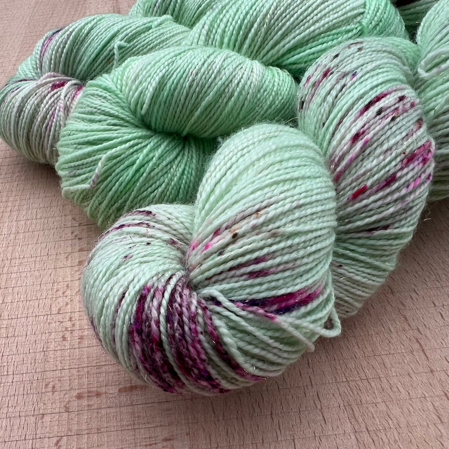 Garn fra Køge håndfarvet glimmersock farve: “Tinkerbell”