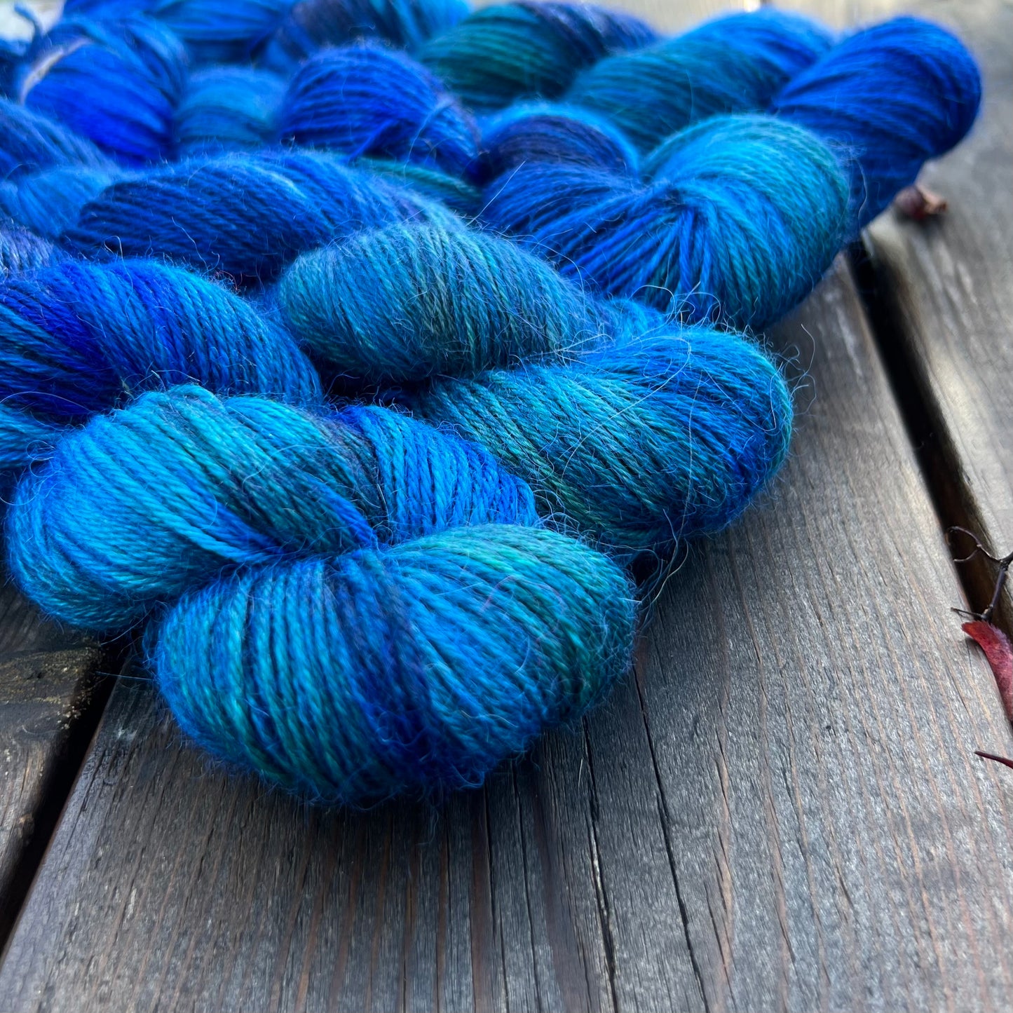 Garn Fra Køge håndfarvet Alpaca/silke farve “Hav”