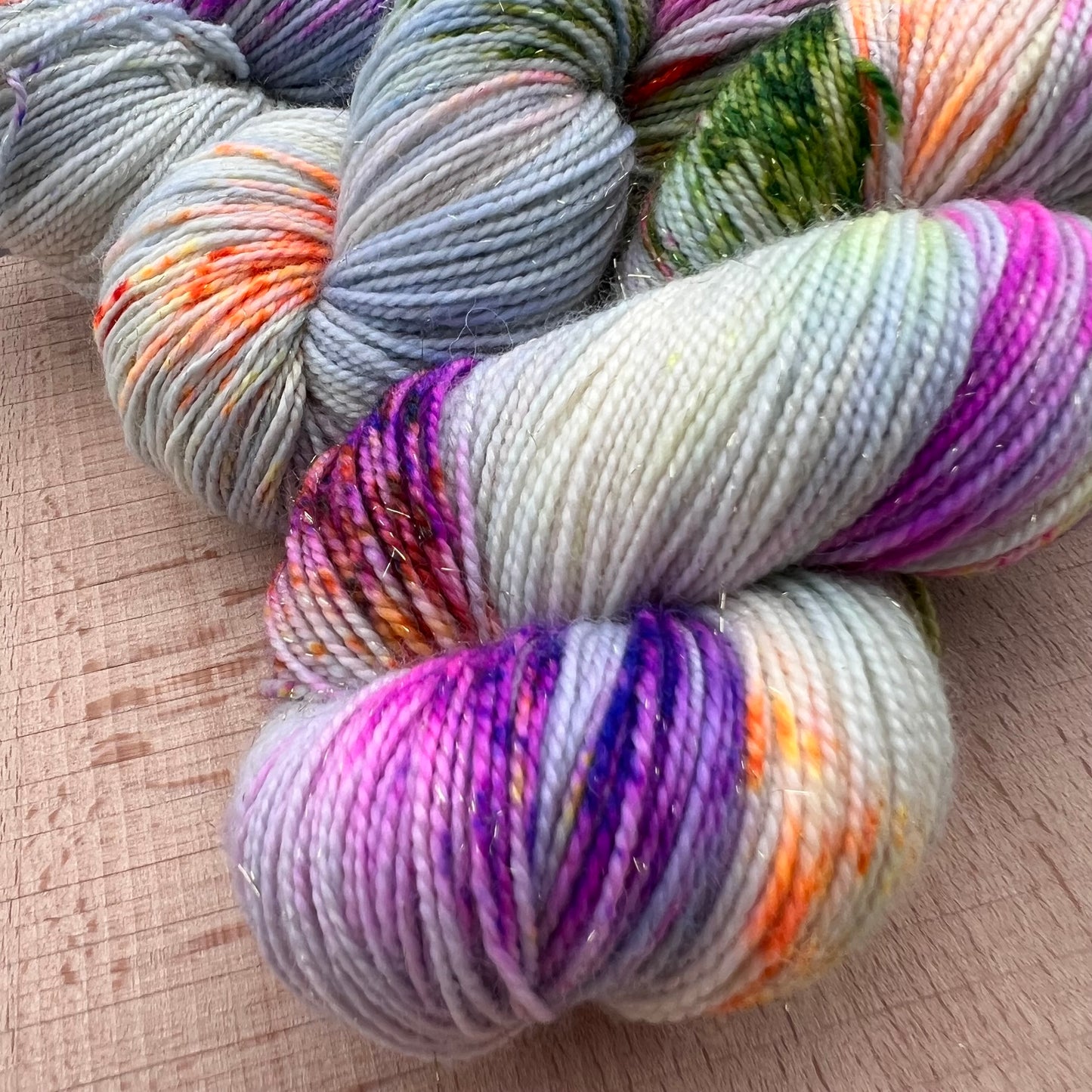 Garn fra Køge håndfarvet glimmersock farve: “Crazy Catlady”