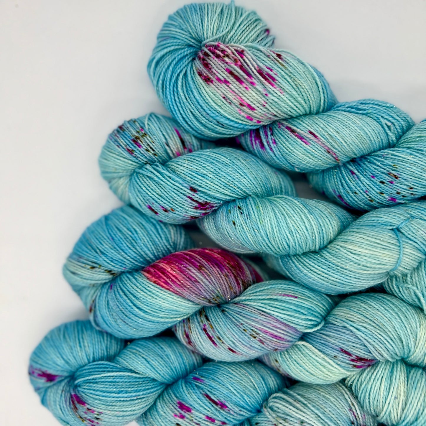 Garn Fra Køge håndfarvet Glimmersock farve: Blue sky pink