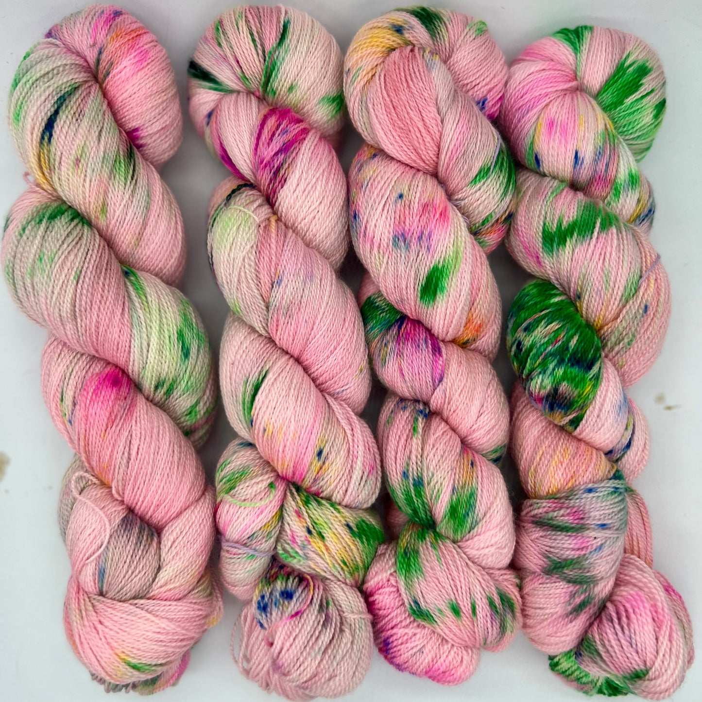 Garn Fra Køge Håndfarvet merino/silke lace farve: “Sakura”