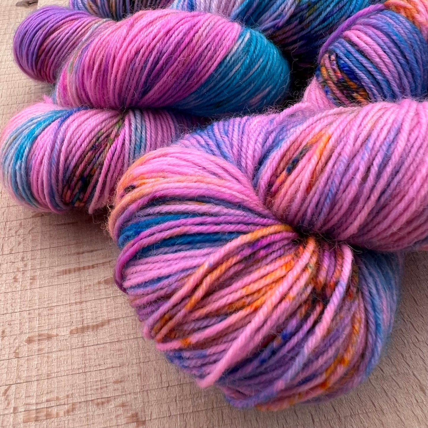 Garn fra Køge håndfarvet sokkegarn farve: “ Farveballade”