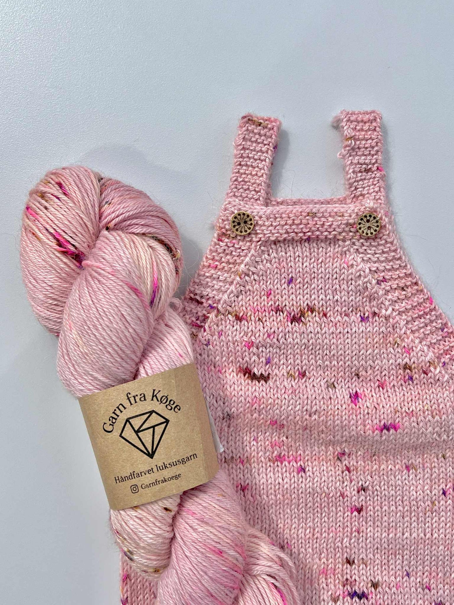 Garn fra Køge Plantefarvet Alpaca/silk farve: Cochenille-prikker 05