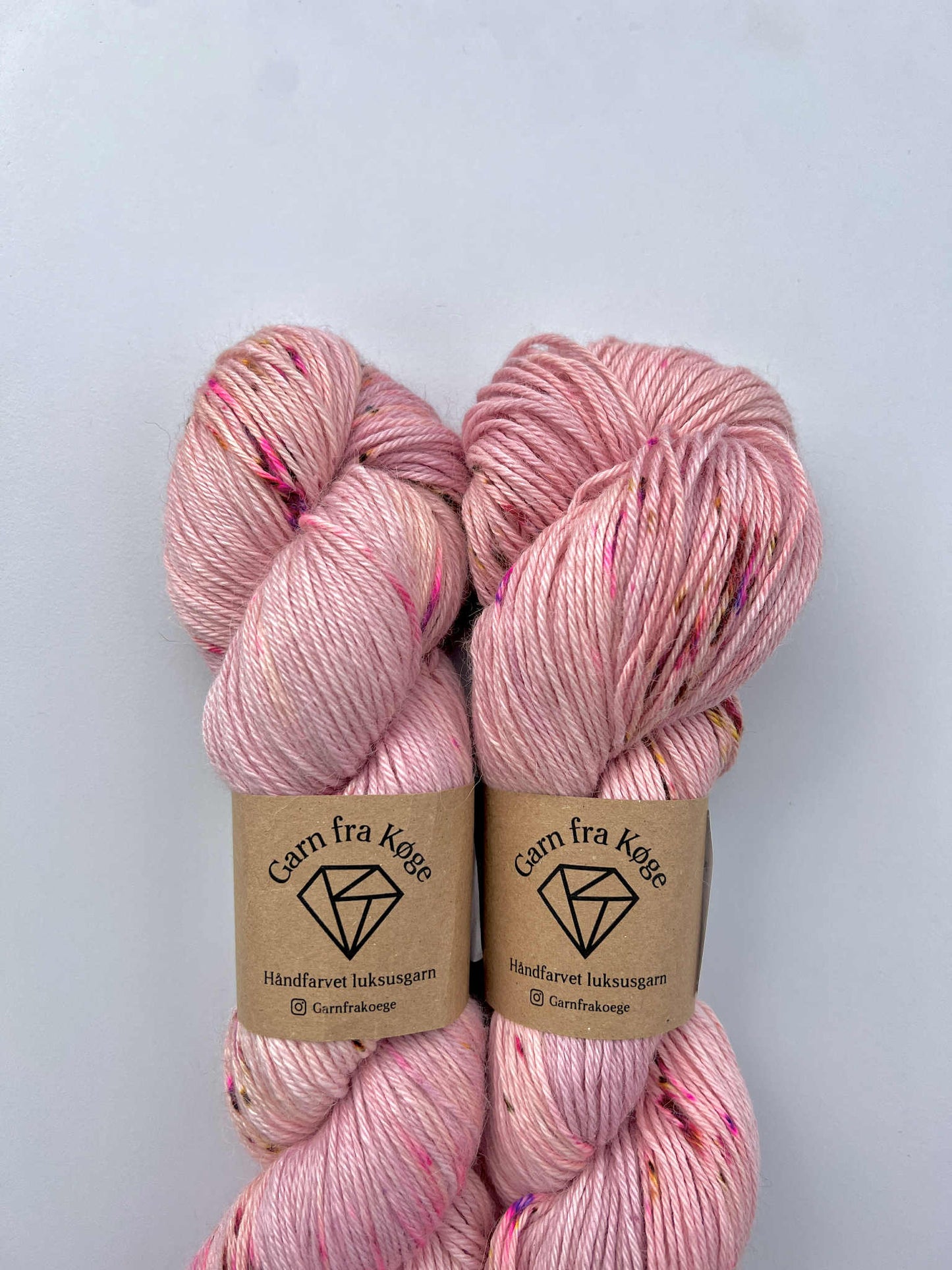 Garn fra Køge Plantefarvet Alpaca/silk farve: Cochenille-prikker 05