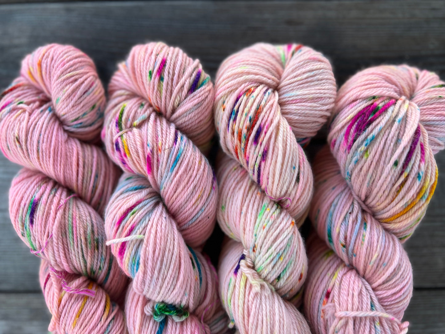 Garn fra Køge håndfarvet økologisk merino DK. Farve “poppin Candy”