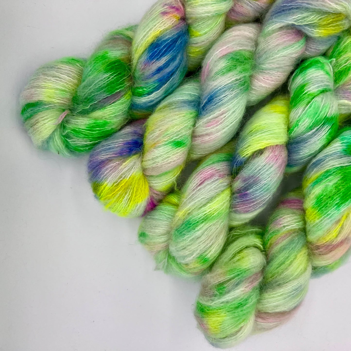 Garn Fra Køge håndfarvet Cashmere/silke/alpaca farve: “Fairy”