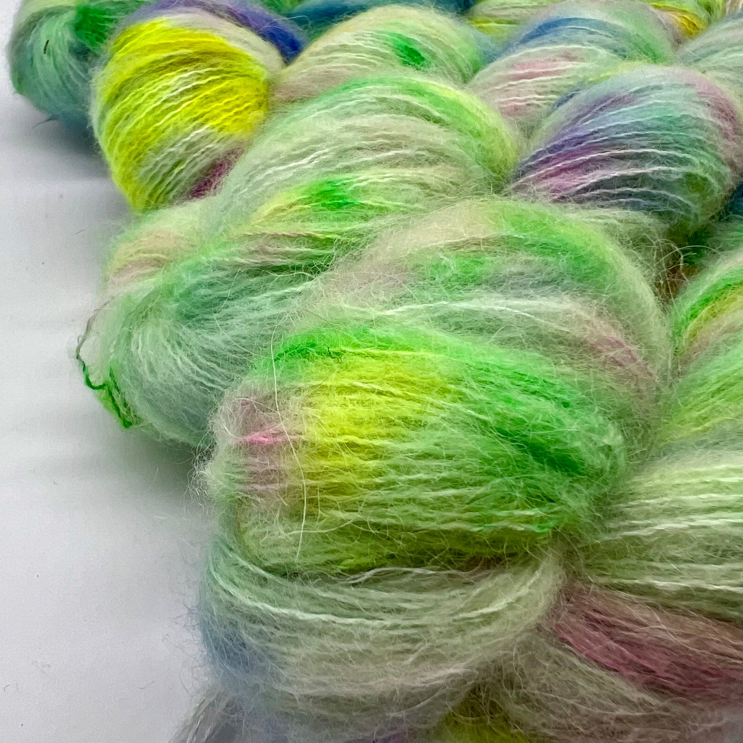 Garn Fra Køge håndfarvet Cashmere/silke/alpaca farve: “Fairy”