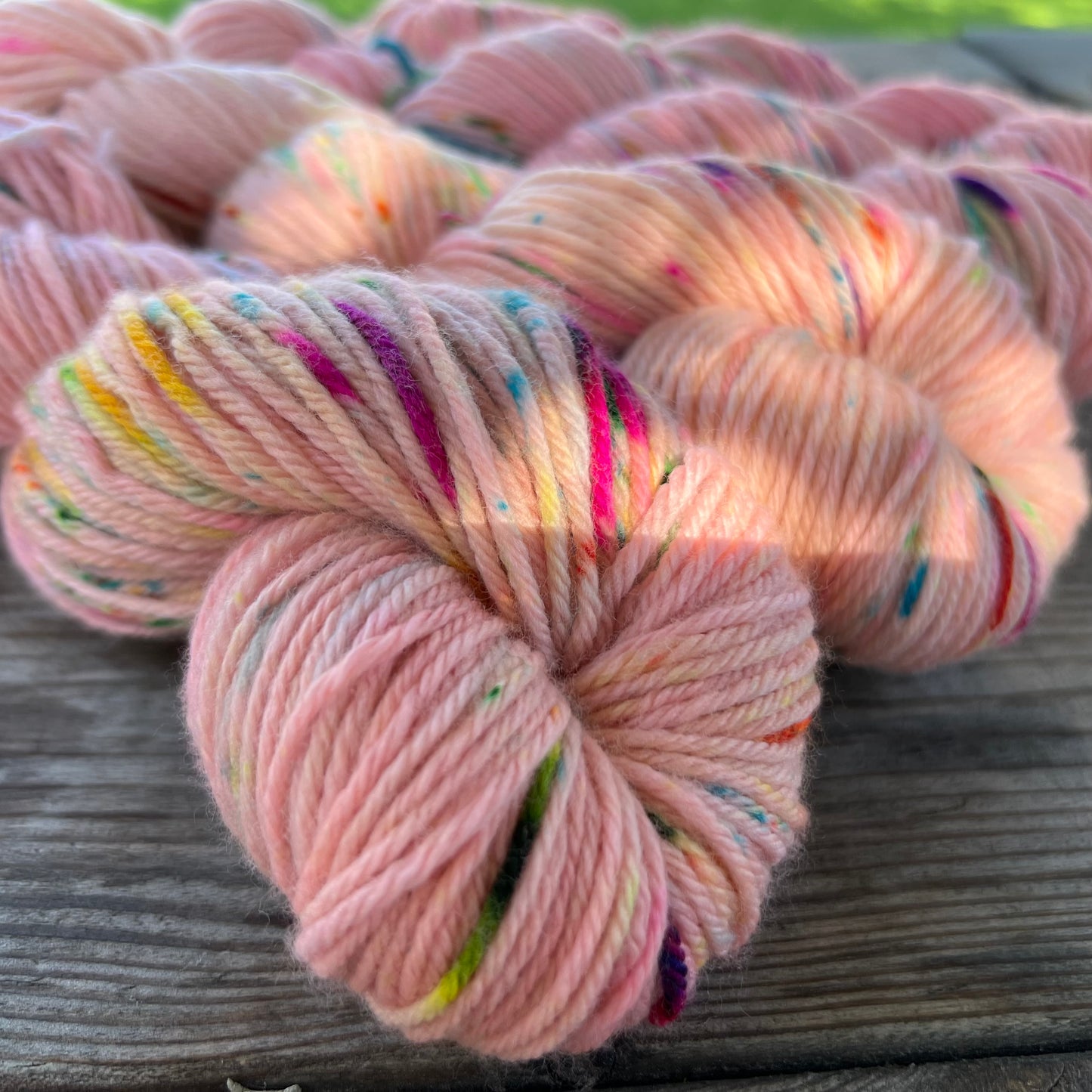 Garn fra Køge håndfarvet økologisk merino DK. Farve “poppin Candy”