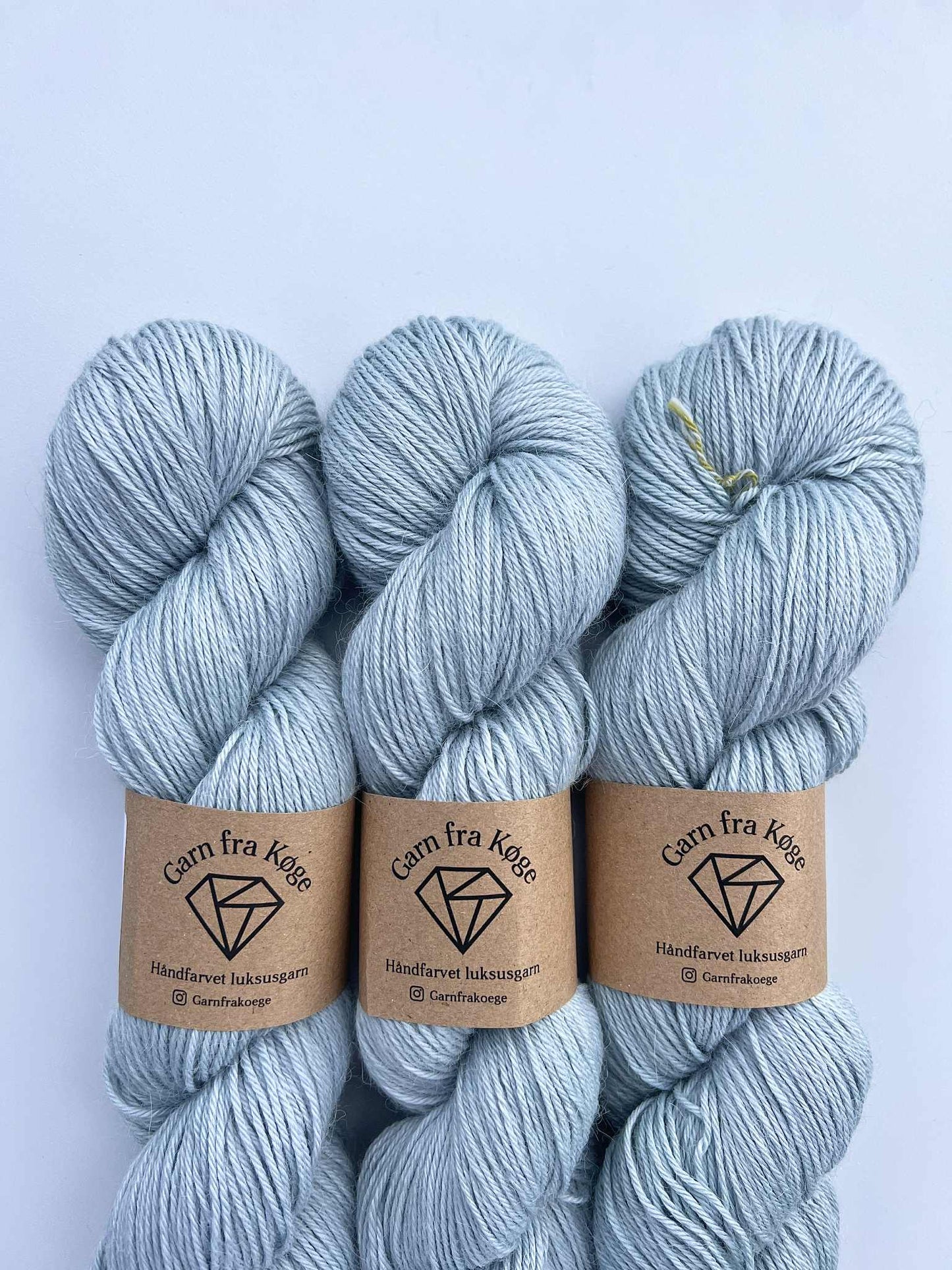 Garn fra Køge Plantefarvet Alpaca/silk farve: Hibiscus 01