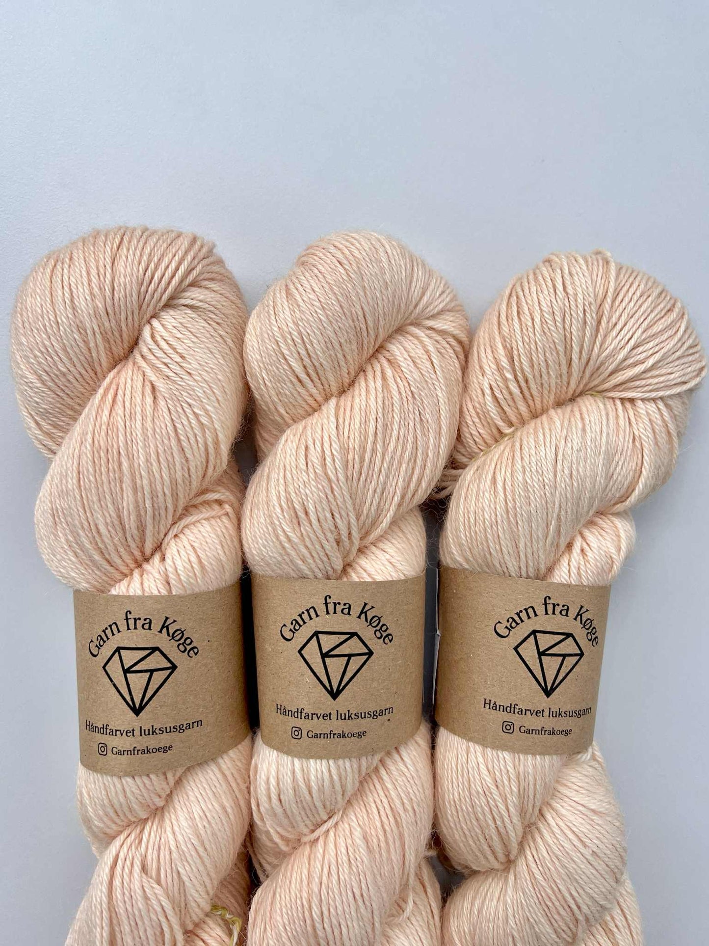 Garn fra Køge Plantefarvet Alpaca/silk farve: Krabrod 01