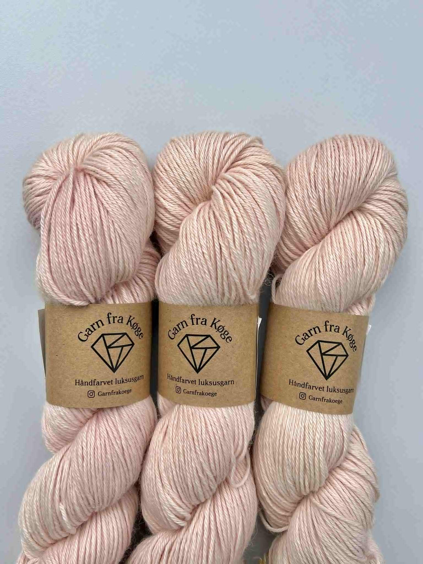 Garn fra Køge Plantefarvet Alpaca/silk farve: cochenille 01