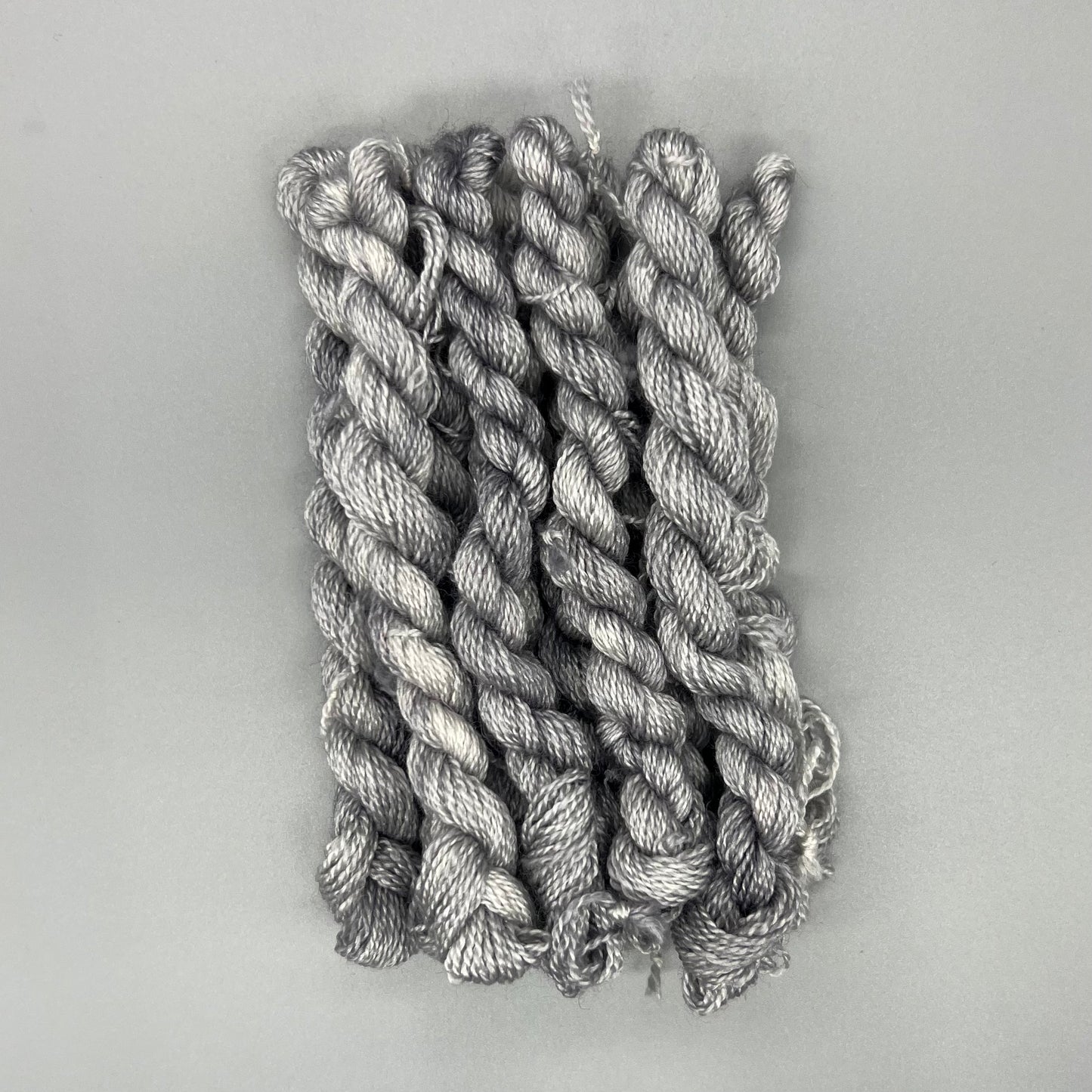 Garn Fra Køge Håndfarvet Broderigarn, Uld/Silke - Sølvgrå