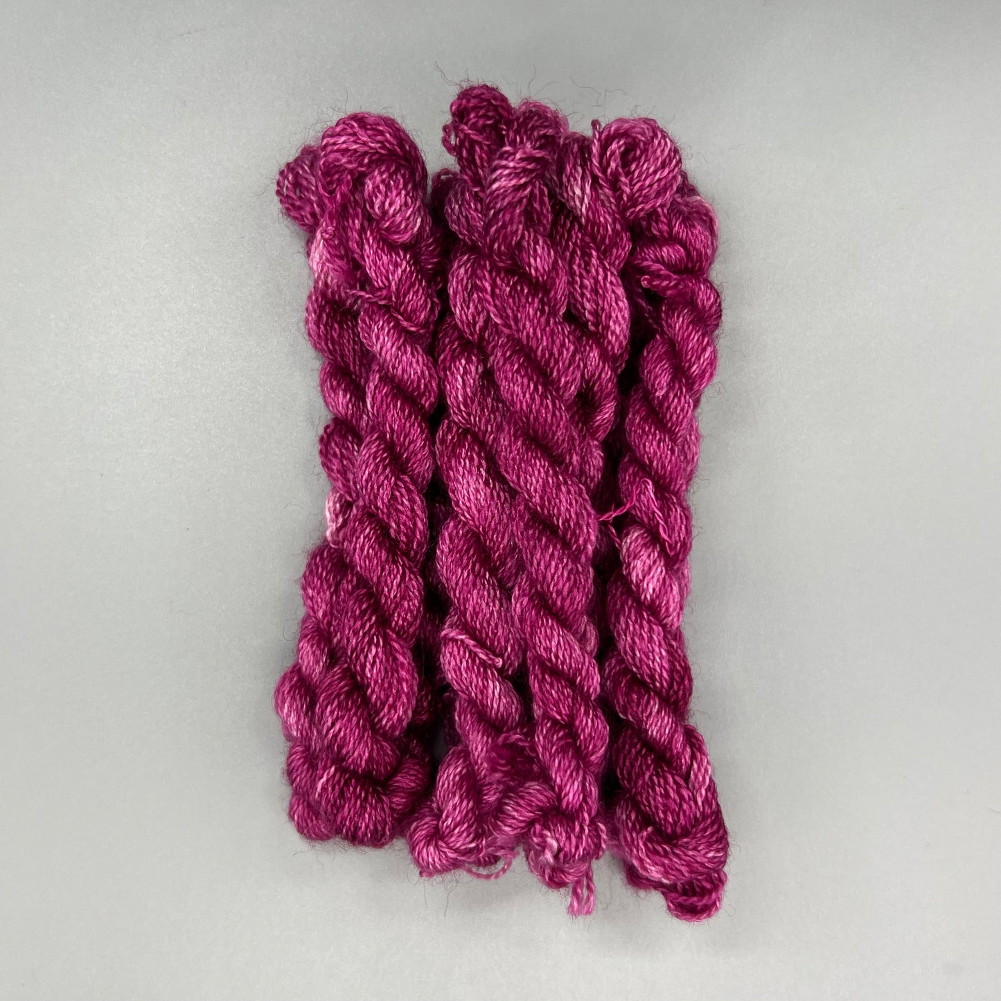 Garn Fra Køge Håndfarvet Broderigarn, Uld/Silke - Blommefarvet