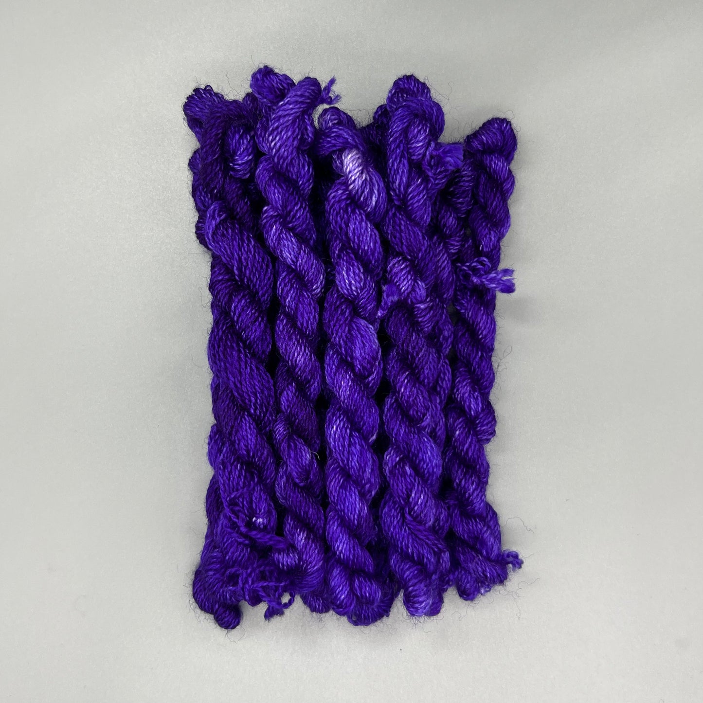 Garn Fra Køge Håndfarvet Broderigarn, Uld/Silke - Lilla