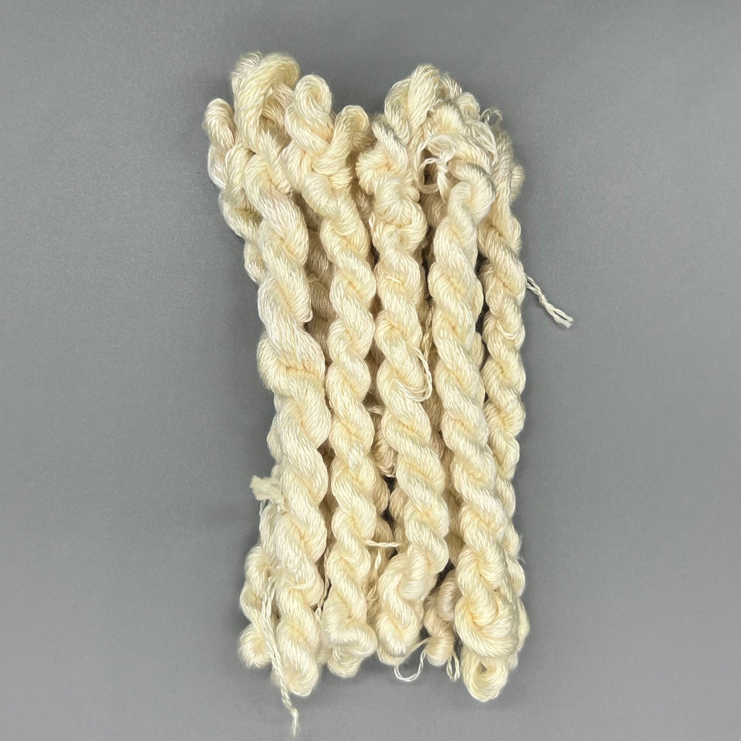 Garn Fra Køge Håndfarvet Broderigarn, Silke - Råhvid