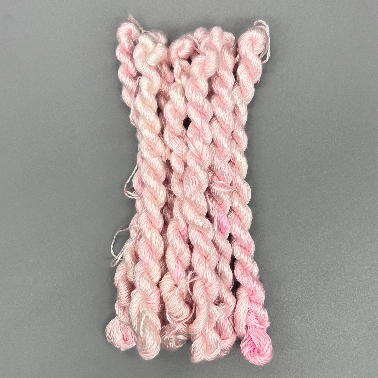 Garn Fra Køge håndfarvet Broderigarn, Silke - Lyserød