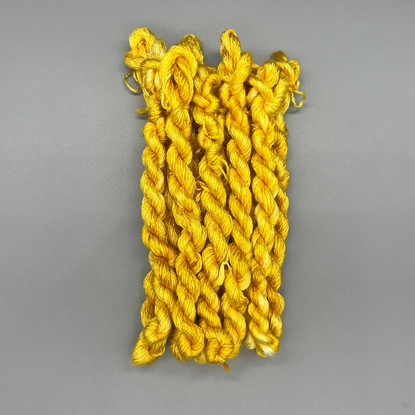 Garn Fra Køge Håndfarvet Broderigarn, Silke - Solsikkegul