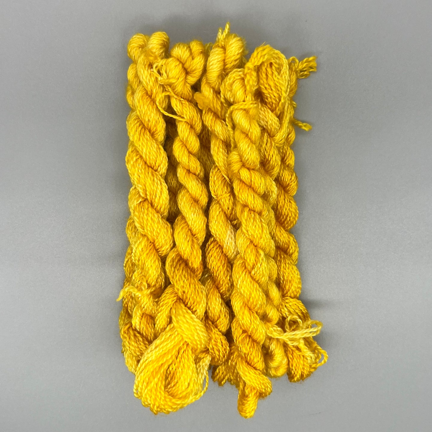 Garn Fra Køge Håndfarvet Broderigarn, Uld/Silke - Solsikkegul
