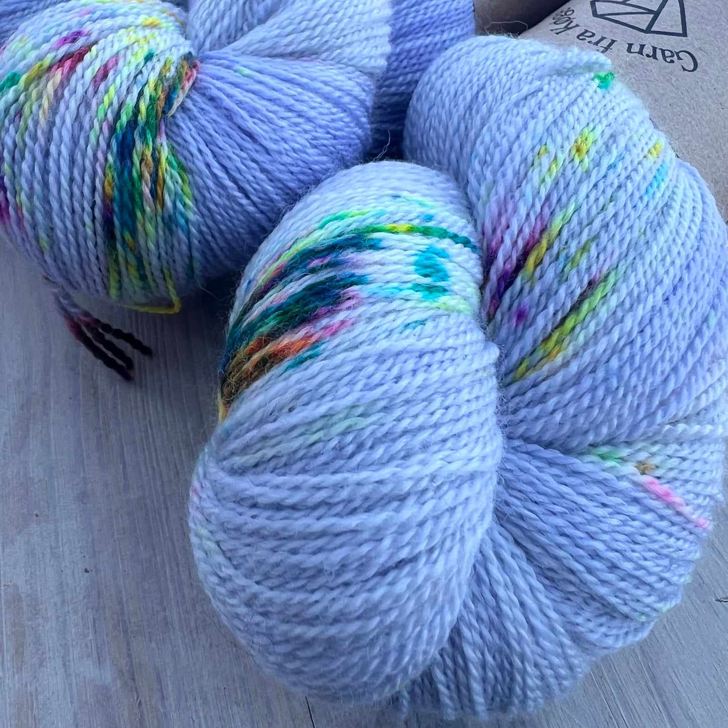 Garn Fra Køge Håndfarvet merino/silke lace farve: “Lilla Spot”