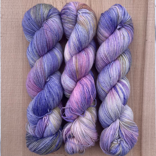 Garn fra Køge håndfarvet glimmersock farve: “ Unicorn”