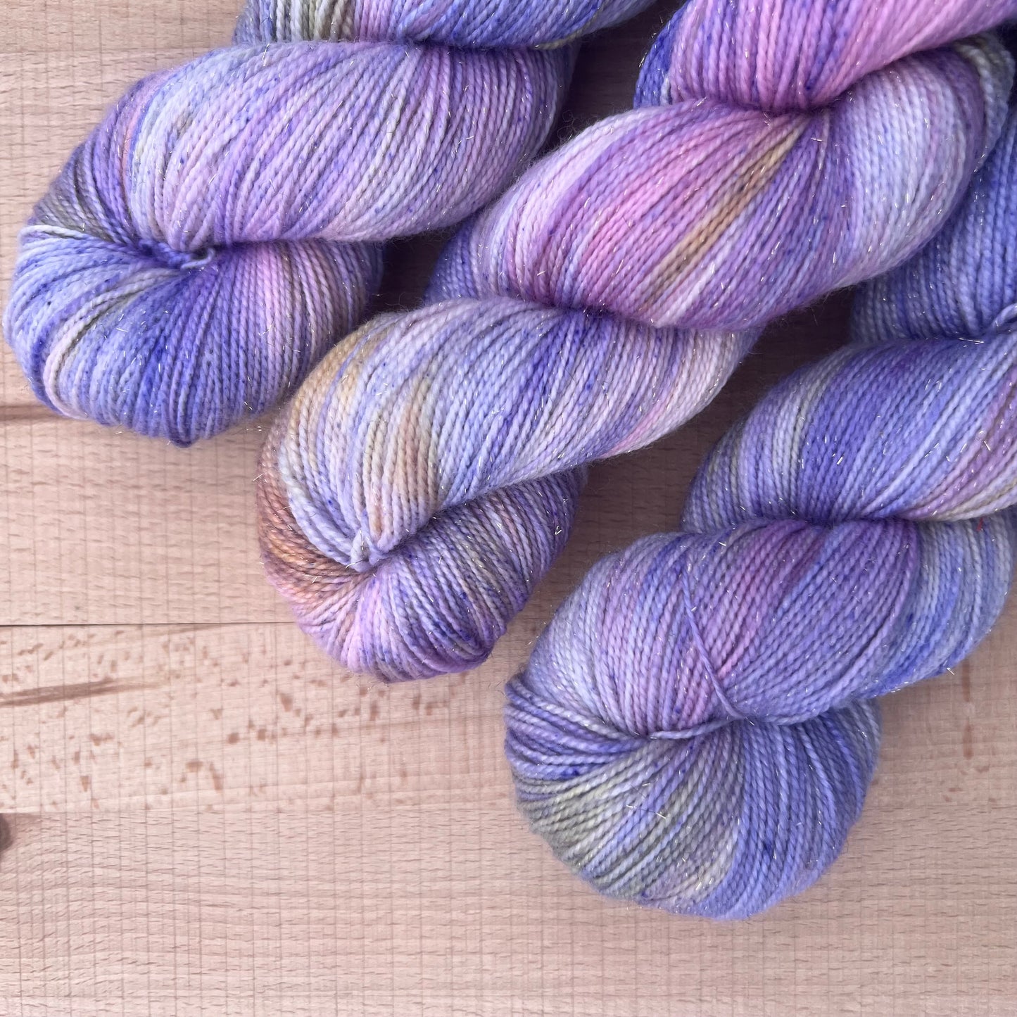 Garn fra Køge håndfarvet glimmersock farve: “ Unicorn”