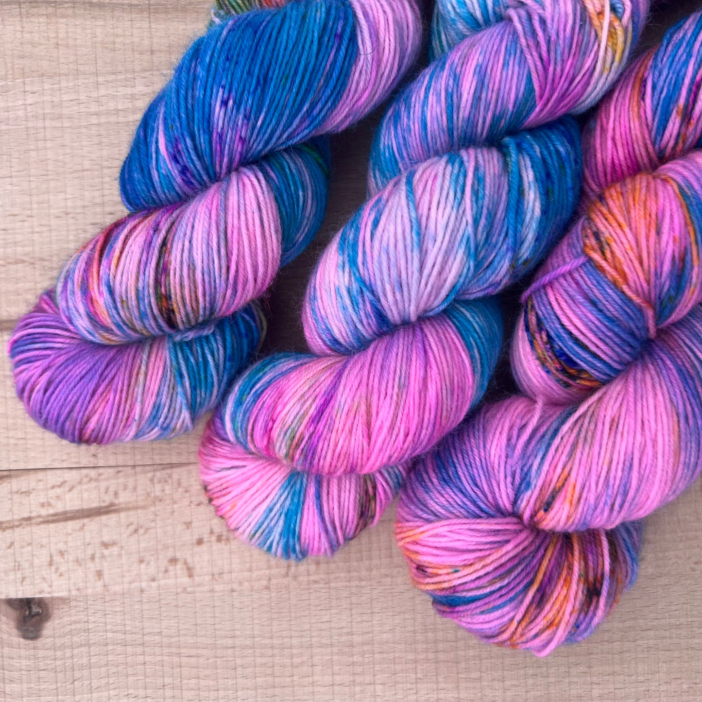 Garn fra Køge håndfarvet sokkegarn farve: “ Farveballade”