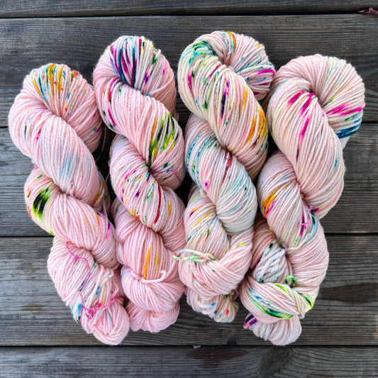 Garn fra Køge håndfarvet merino Dk farve: “ Poppin Candy light”
