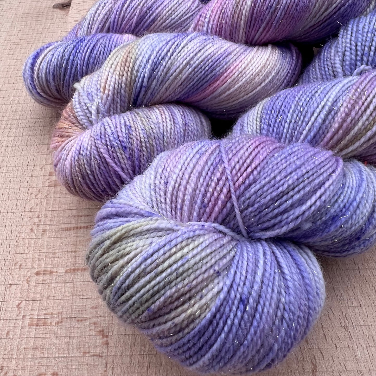 Garn fra Køge håndfarvet glimmersock farve: “ Unicorn”