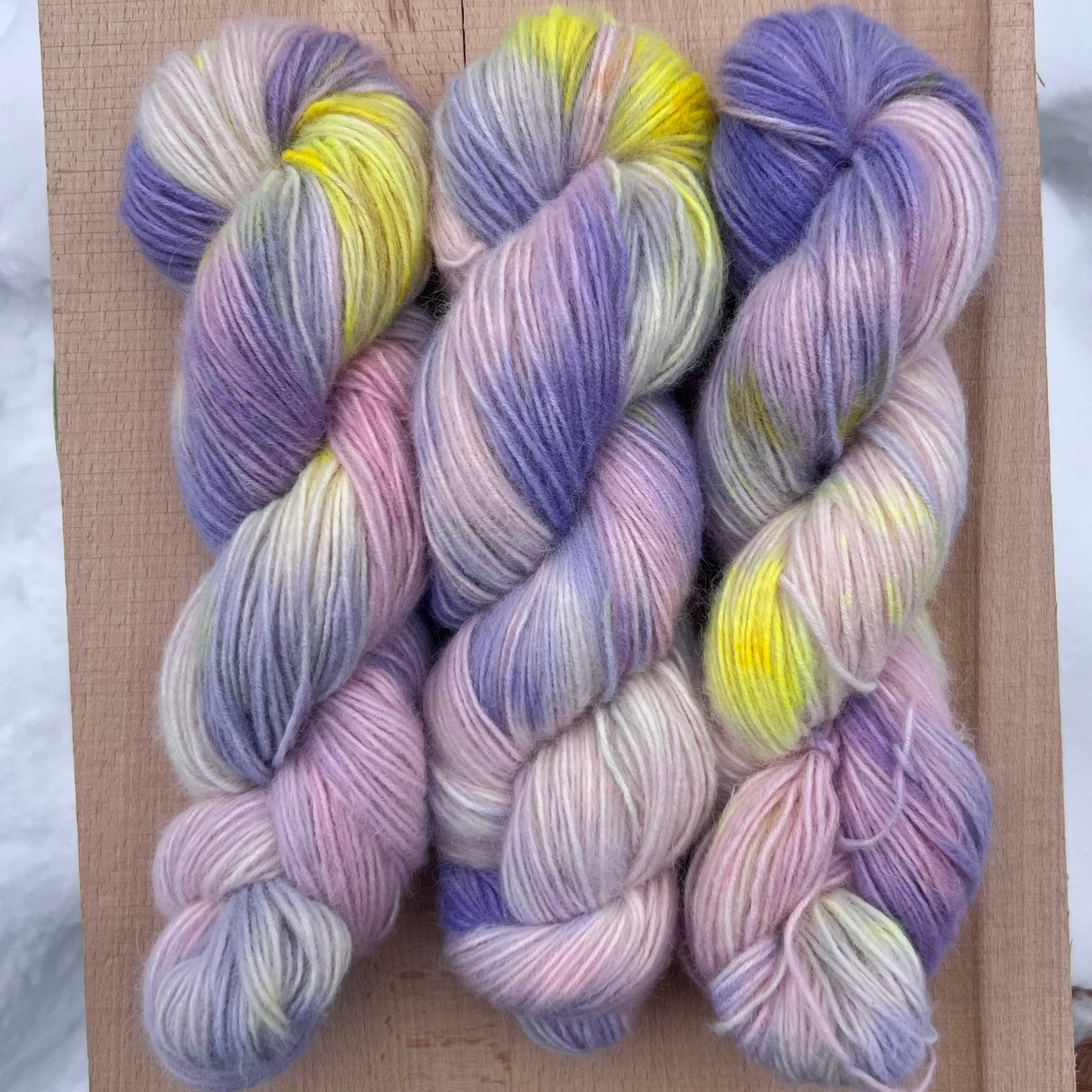 Garn fra Køge håndfarvet Alpaca Fluff. Farve: ”Prinsessepuf”