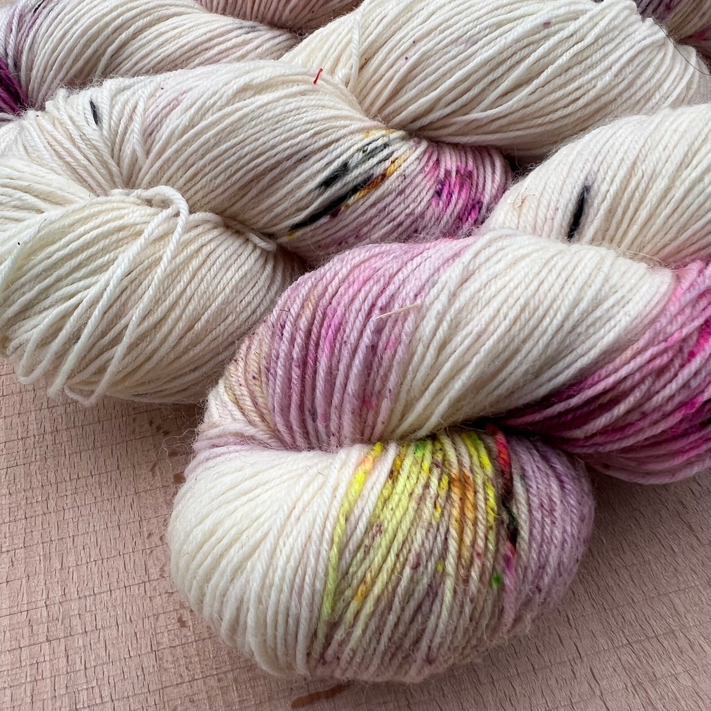 Garn fra Køge håndfarvet sokkegarn farve: “prikkedulle”