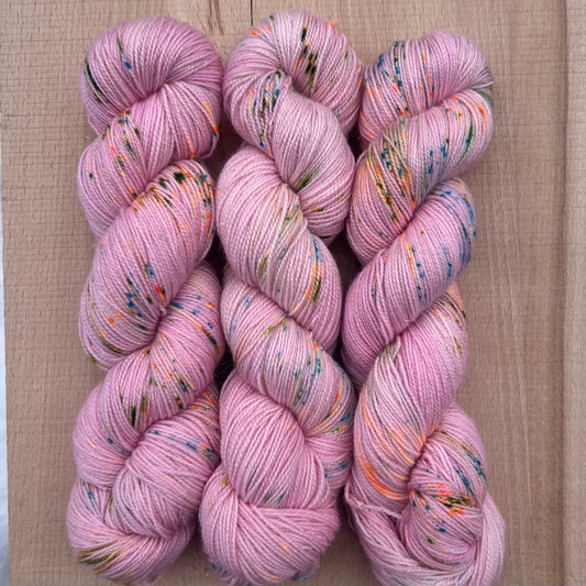 Garn fra Køge håndfarvet glimmersock farve: “Jordbærfest”