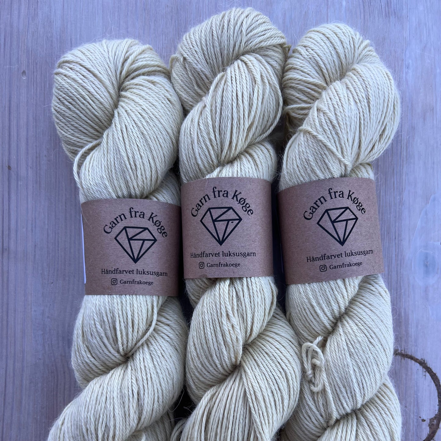 Garn fra Køge plantefarvet Alpaca/silke farve valdnød 01