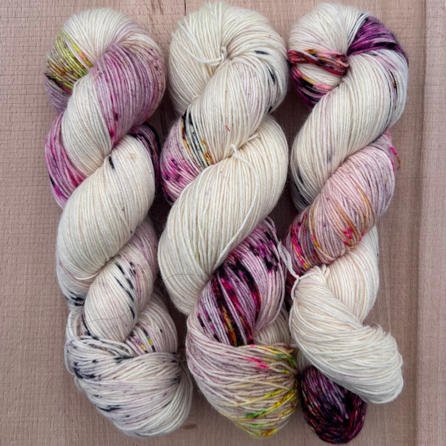 Garn fra Køge håndfarvet sokkegarn farve: “prikkedulle”