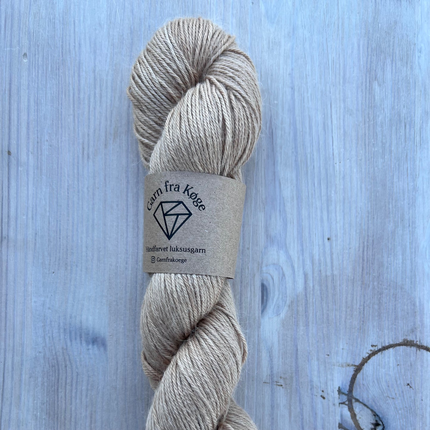 Garn fra Køge plantefarvet Alpaca/silke farve valdnød 02