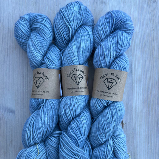 Garn fra Køge (syrefarvet)   Alpaca/silk farve: Hibiscus